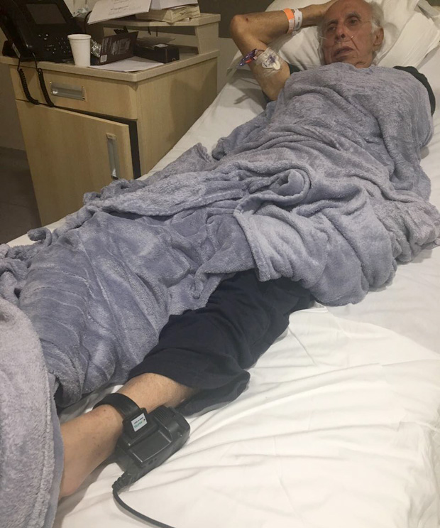Abdelmassih com tornozeleira fixada na perna esquerda no Hospital Albert Einstein, em So Paulo