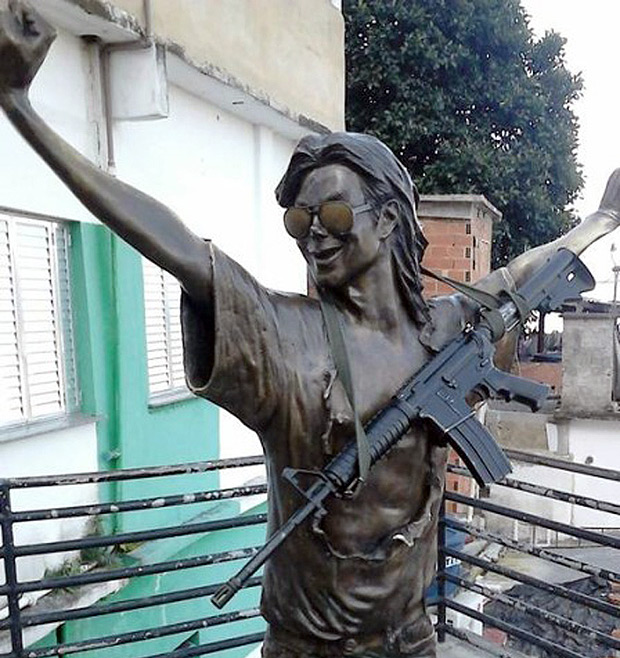 Esttua de Michael Jackson com um fuzil pendurado no morro Dona Marta, no Rio de Janeiro