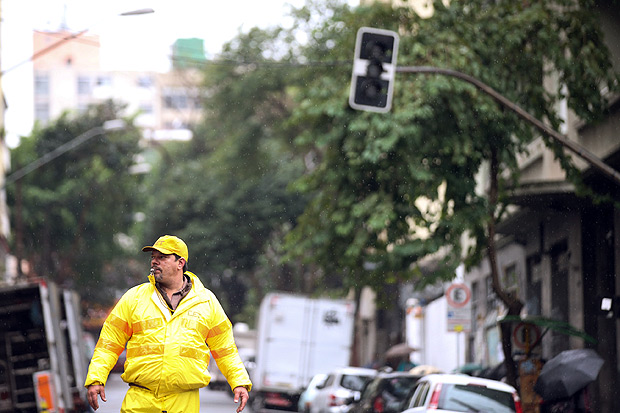 Semáforo quebrado na avenida São João com rua Ana Cintra no centro de São Paulo