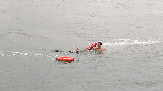Homem cai de flutuante da balsa em Ilhabela, no litoral norte de SP