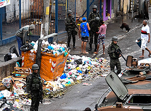 Polícia e Forças Armadas prendem 18 em operação em comunidades da Zona Norte do RJ – Apu Gomes/AFP Polícia e Forças Armadas prendem 18 em operação em comunidades da Zona Norte do RJ – Apu Gomes/AFP