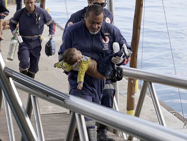 Resultado de imagem para resgate de bebe no naufrágio de salvador