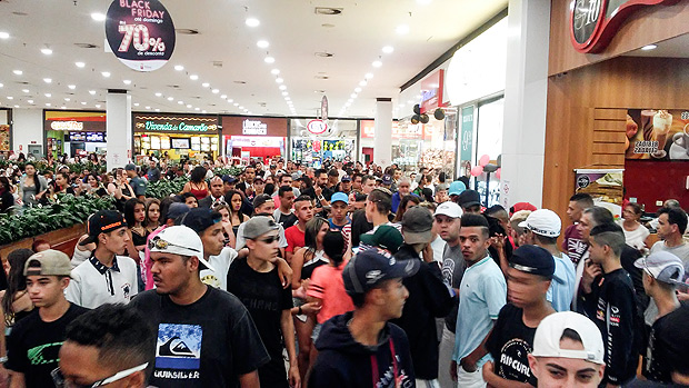 Rolezinho no shopping Itaquera, na zona leste de So Paulo; organizadores vo ter que pagar multa