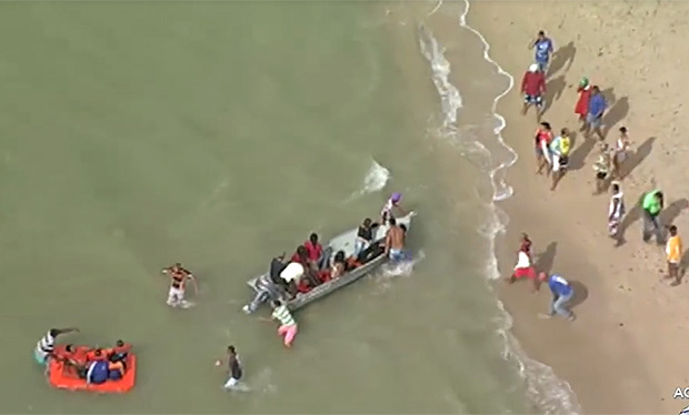 Barcos resgatam vtimas de naufrgio na Baa de Todos-os-Santos, na Grande Salvador, nesta quinta