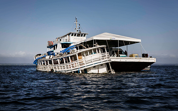 Operao de resgate dos corpos dentro do barco Capito Ribeiro, nas guas do rio Xingu