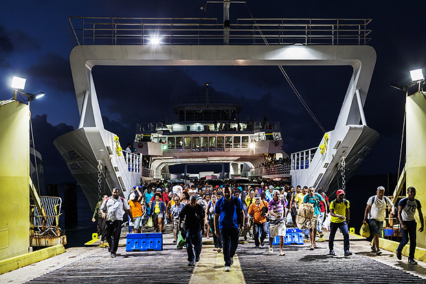 Ferryboat vindo de Salvador chega na ilha de Itaparica; trabalhadores fazem a travessia diariamente