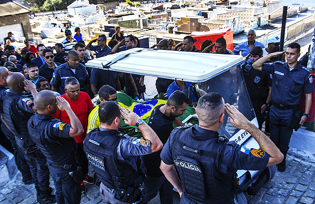 Policiais acompanham enterro do segundo sargento Fbio Jos Cavalcante e S na Baixada Fluminense