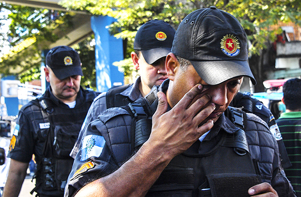 Colegas choram durante enterro do segundo sargento Fbio Jos Cavalcante e S, morto no sbado no Rio