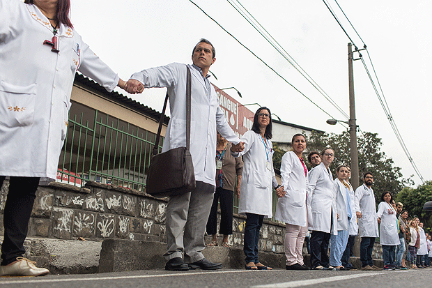 Funcionrios protestam para reivindicar melhorias nas condies de trabalho no hospital de Bonsucesso