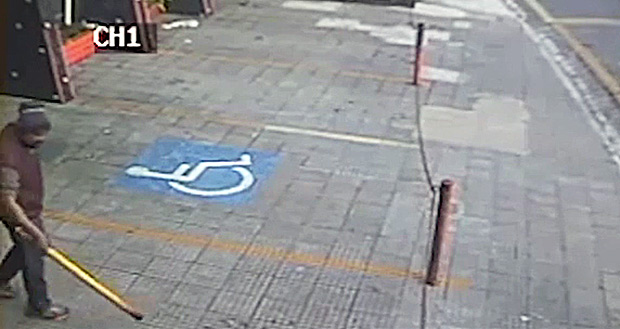 Suspeito segura barra de ferro usada para matar dois moradores de rua em Santo Andr