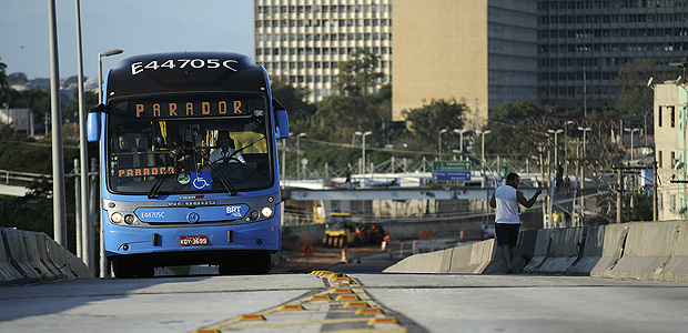 RIO DE JANEIRO, RJ, 01.08.2015: Corredor de nibus da BRT na cidade do Rio de Janeiro (Foto: Fbio Teixeira/Folhapress)