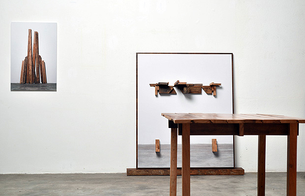 "Equao#5", 2017, Trptico com duas impresses de jato de tinta sobre papel algodo e aglomerado e uma mesa em madeira da exposio Somente o Necessrio