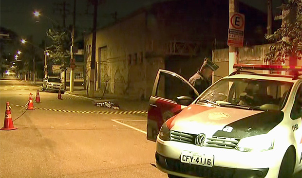 Carro da PM em rua do Bom Retiro, onde morador de rua morreu espancado durante briga