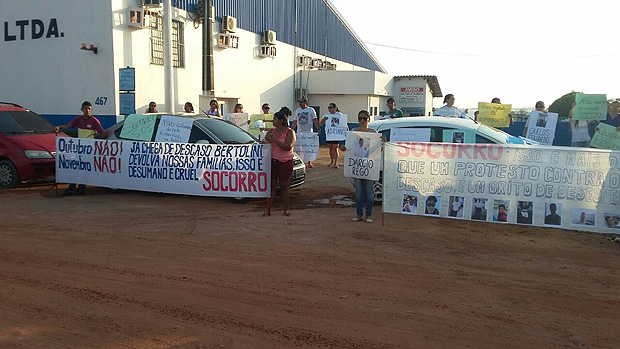 Protesto em frente a empresa Transportes Bertolini, em Santarm (PA), na semana passada. Familiares reclamam de demora para resgatar parentes desaparecidos em naufrgio de 2 de agosto e vo processar a empresa. 