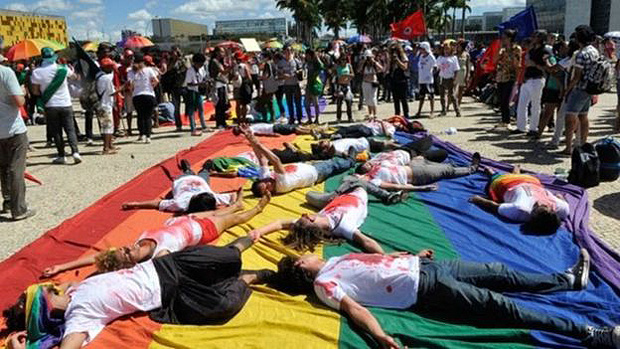 Manifestao contra homofobia em Braslia; segundo ONG, s em 2016, 343 pessoas LGBTS morreram no pas 