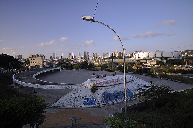 Um dos projetos do renomado arquiteto Oscar Niemeyer, o Presepio de Natal, localizado na avenida Prudente de Morais, bem prximo ao estadio Arena das Dunas, esta abandonado e depredado, com muitas pichacoes lixo.