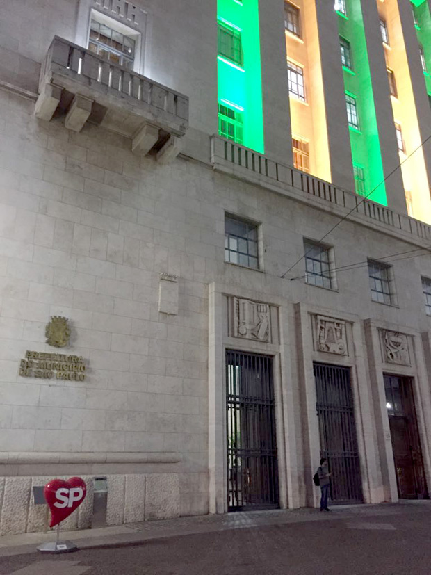Prédio da Prefeitura de São Paulo iluminado nas cores verde e amarela