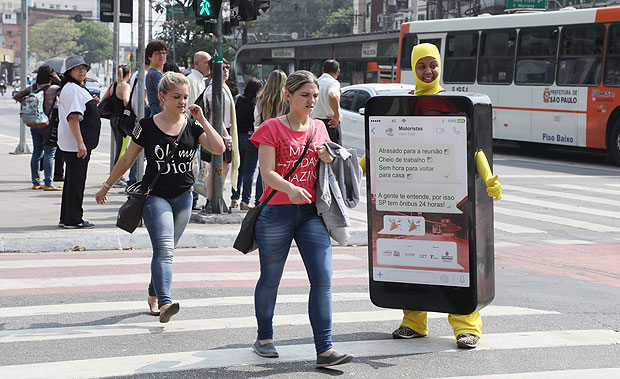 Homem-celular participa de aes da Semana de Mobilidade no centro de So Paulo