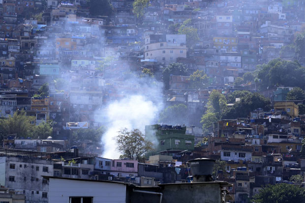 Em meio aos tiros na Rocinha, um grupo ateou fogo em objetos que foram jogados na pista