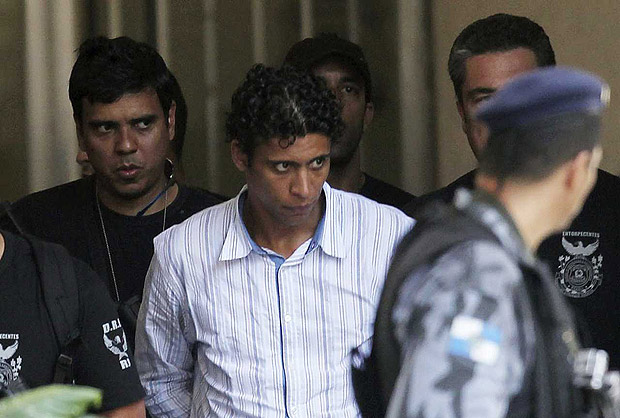 Antonio Bonfim Lopes, conhecido como 'Nem',  escoltado por polciais ao chegar na sede da polcial federal, no Rio de Janeiro 