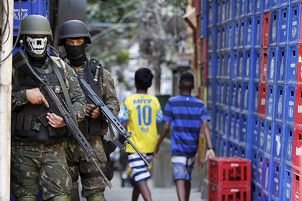 Soldados mascarados do Exrcito fazem operao na Rocinha, na zona sul do Rio de Janeiro