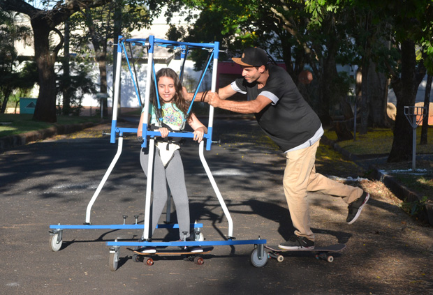 Iris, 13, passeia de skate pelas ruas de Uberlndia (MG) com o pai, Ricardo Porva 