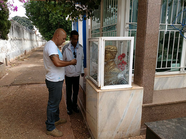 Vidro que protege o busto do mdium Chico Xavier foi alvo de pedradas em Uberaba (MG)