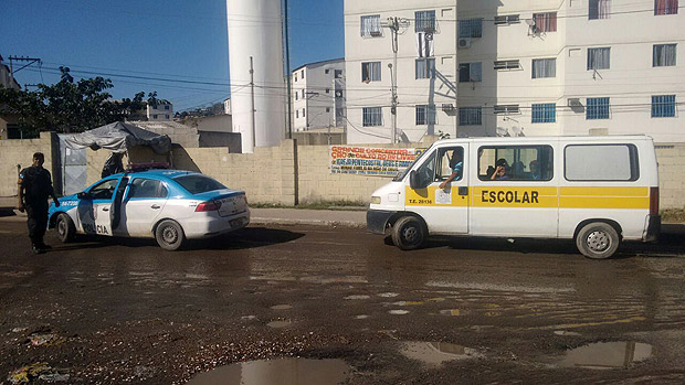 Bandidos sequestram van escolar com aluno de quatro anos a bordo em So Gonalo (RJ)
