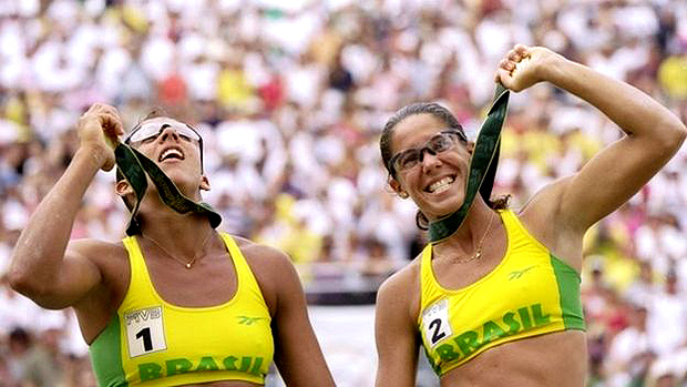 Jacqueline e Sandra conquistaram o ouro no vlei de praia em 1996 --a medalha foi entregue por Nuzman 