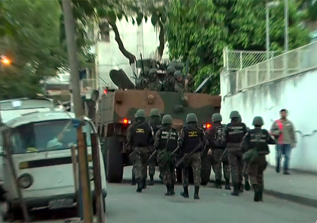 Polcia e Foras Armadas fazem megaoperao no Morro dos Macacos, na Zona Norte do Rio
