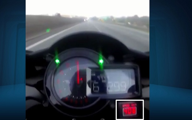 Reproduo de vdeo que mostra motociclista a 400 km/h na rodovia Anhanguera; no detalhe, o velocmetro