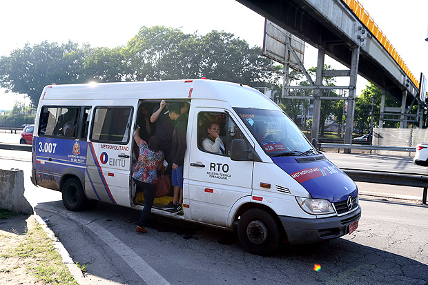 Passageira entra em lotao cheia em ponto da via Dutra, em Guarulhos, na grande SP