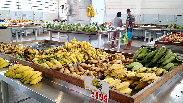 No sacolo da Cidade Tiradentes, na zona leste de SP, a qualidade de alguns alimentos deixa a desejar