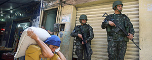 Soldados patrulham durante operação na favela da Rocinha – Pilar Olivares/Reuters