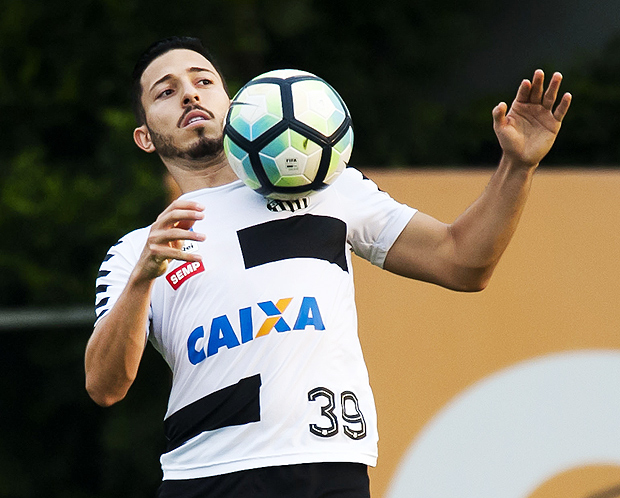 Jean Mota domina a bola no peito durante treino do Santos