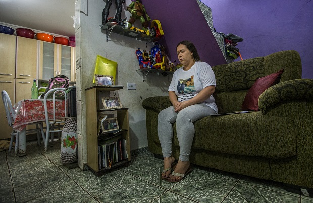 A balconista Iracema Oliveira Ferreira, 38, teve o filho Wesley Ferreira Gomes, 17, morto por PM de folga