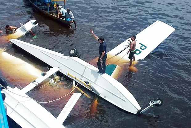 Hidroavião do Greenpeace cai no Rio Negro com passageiros a bordoAcidente ocorreu por volta das 11h. Segundo testemunhas, mulher teria morrido afogada após queda do monomotor 