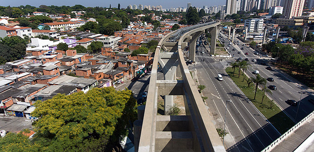 SAO PAULO, SP, BRASIL-18-10- 2017 : Vista da obra da linha 17 do monotrilho, que esta parada, na Av Roberto Marinho, zona sul de Sao Paulo. Com obra atrasada, monotrilho da linha 17-ouro trará mais prejuízo financeiro ao Metrô, diz relatório... ( Foto: Joel Silva/Folhapress ) ***COTIDIANO *** ( ***EXCLUSIVO FOLHA***)