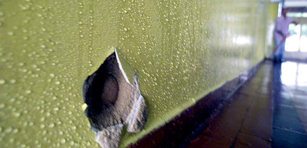 Marca de tiro em parede da escola estadual Coronel Benedito Ortiz, em Taiva, interior de So Paulo