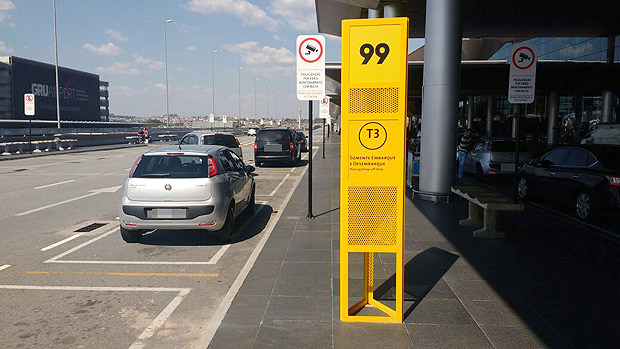 Totens da 99 para sinalizao de embarque nos terminais de aeroporto de Cumbica