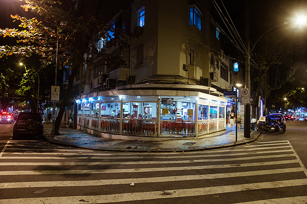 Bar na badalada rua Dias Ferreira, no Leblon, com pouco movimento devido  onda de violncia