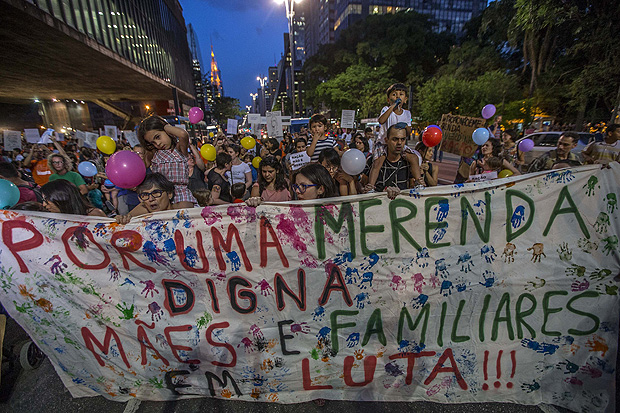 Pais e crianas protestam contra incluso de farinata na merenda de escolas de So Paulo