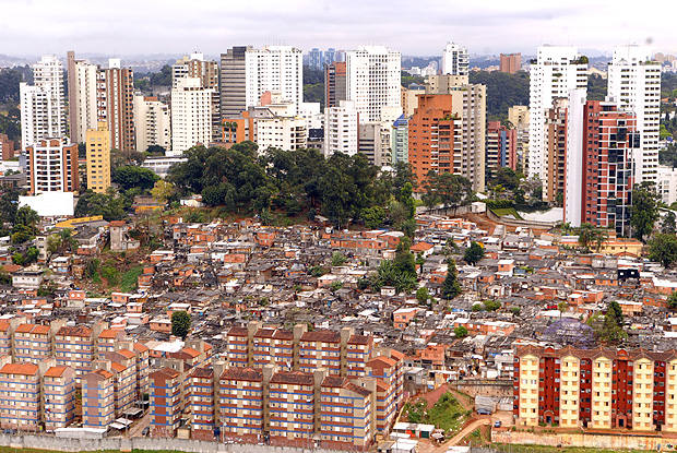 SAO PAULO - 06 DE SETEMBRO: Vista da Favela Real Parque com predios do bairro do Morumbi ao Fundo, em 06 de Setembro de 2005, em Sao Paulo. O Brasil permanece como um dos paises de maior desigualdade social do mundo, segundo o IDH ( Indice de Desenvolvimento Humano). (Foto: Tuca Vieira/Folha Imagem).