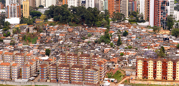 Vista da Favela Real Parque com prdios do bairro do Morumbi ao fundo, em So Paulo