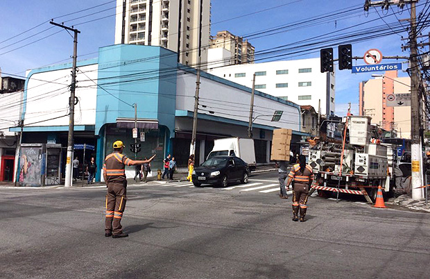 Agentes da CET no cruzamento da rua Voluntrios da Ptria, em Santana, com semforo quebrado
