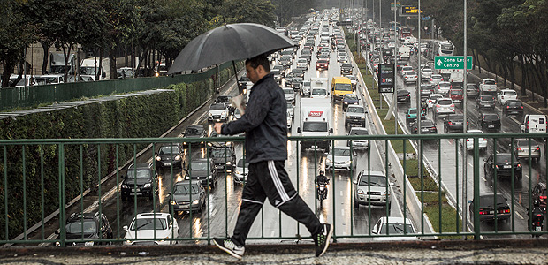 Homem caminha sob a chuva no viaduto Tutoia, em So Paulo; precipitaes devem persistir por toda a semana