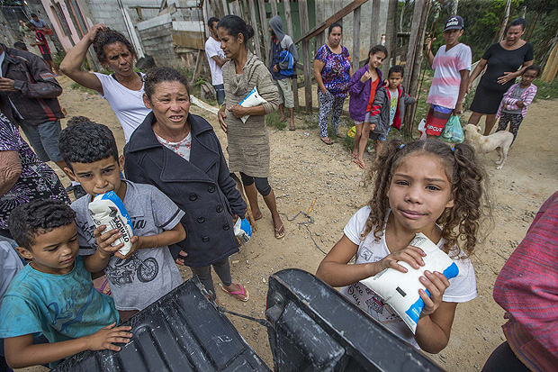 Famílias que vivem nos bairros mais pobres de SP que tem pouco acesso a alimentaçao de qualidade. Na foto, distribuição de alimentos no bairro Barragem, em Parelheiros. 19/10/2017