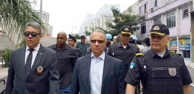 Secretrio de Segurana do Rio, Roberto S (centro), na Rocinha no incio do ms