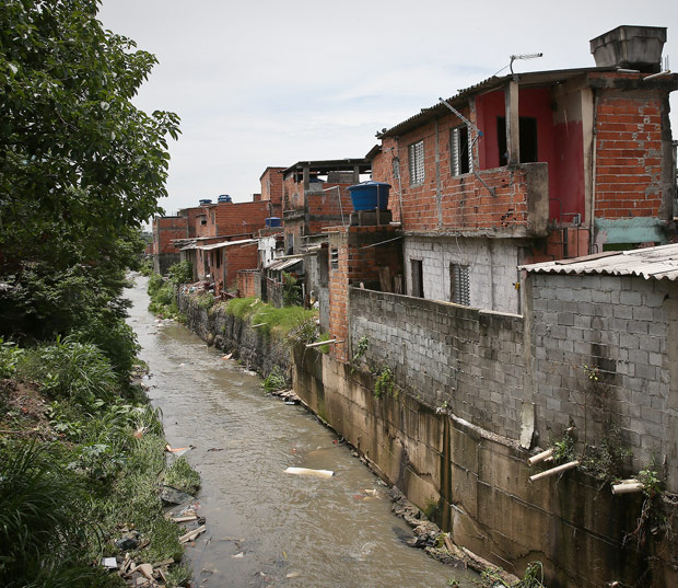 Crrego da Moenda Velha, no Capo Redondo (zona sul), que deveria ter recebido obras de canalizao 