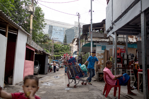 Favela Coliseu, na Vila Olmpia, pode ter construo de habitao atrasada